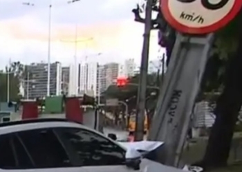 Motorista perde o controle e bate carro em poste na Av.ACM na manhã desta terça