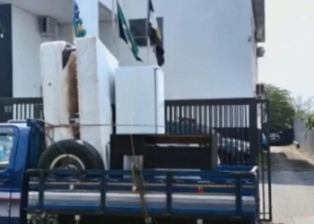 Homem é preso após vender móveis da casa de amigo enquanto ele viajava