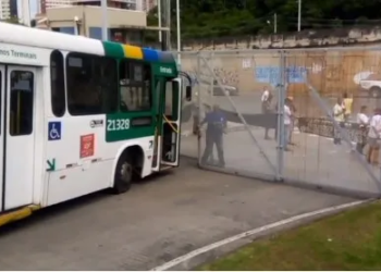 Ex-funcionários da CSN bloqueiam saída da Estação Acesso Norte