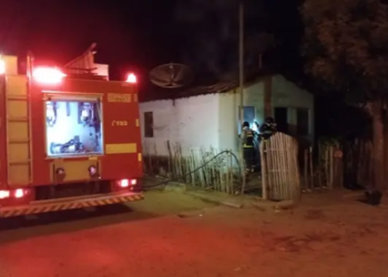 Imóvel pega fogo no Nordeste baiano e bombeiros atuam por 2 horas para debelar chamas