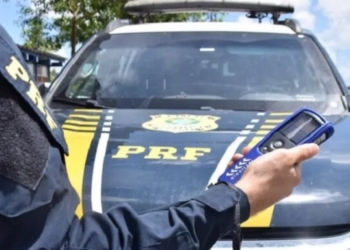 Motorista sob efeito de álcool é preso em flagrante após tombar com caminhão