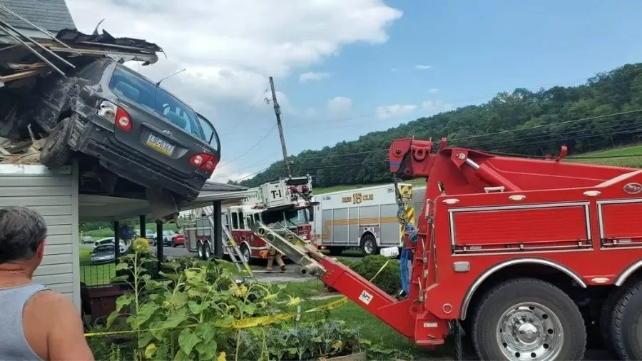Carro atinge segundo andar de casa e fica preso em telhado nos EUA