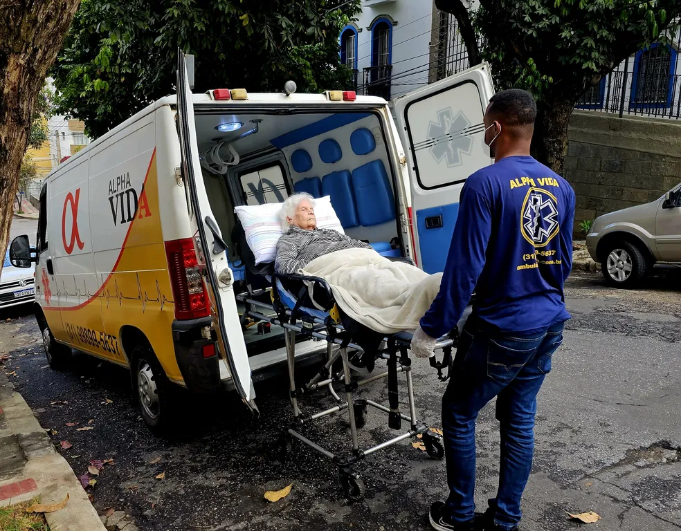 Idosa de 105 anos é levada em ambulância para fazer prova de vida em banco de BH