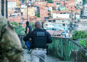 Operação contra grupo suspeito de homicídios, tráfico de drogas, roubo e extorsão prende dez pessoas em Salvador; dois morrem após confronto