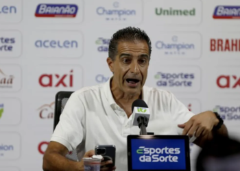 Ex-treinador, Paiva dá resposta ácida a torcedor em post do Bahia