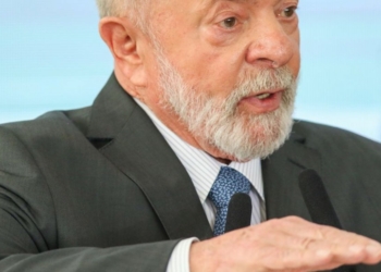 Dilma merece pedido de desculpas por impeachment, diz Lula