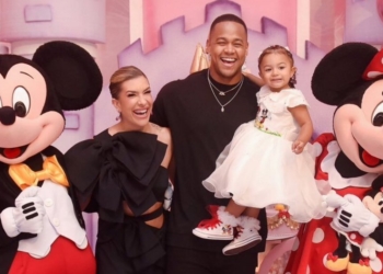 Ao lado do Mickey, Léo Santana e Lore Improta comemoram aniversário da filha