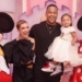 Ao lado do Mickey, Léo Santana e Lore Improta comemoram aniversário da filha