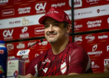 Vila Nova demite técnico Marquinhos Santos após oito jogos