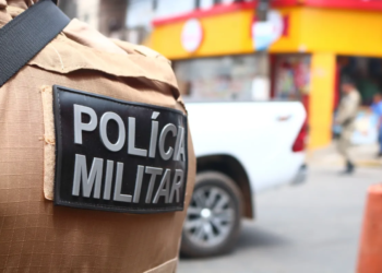 PM reage a assalto e atira em dupla de suspeitos; um morreu