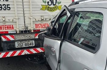 Assaltante rouba carro e bate em caminhão ao tentar fugir da PM