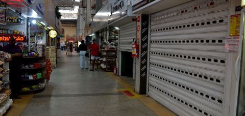 Dezenas de boxes fechados reduzem movimento no Mercado do Rio Vermelho