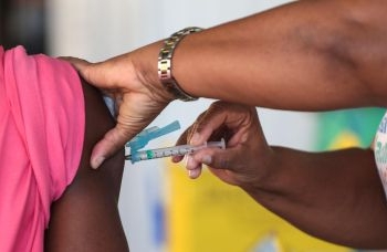 Confira os postos de vacinação contra Covid-19 e gripe em Salvador nesta quarta