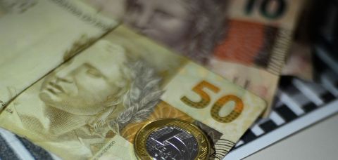 Apenas 39% dos pais brasileiros têm o hábito de dar mesada aos filhos