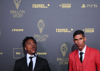Com terno extravagante, Luva marca presença na premiação da Bola de Ouro