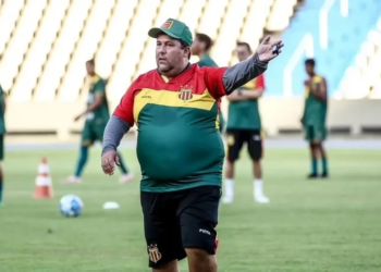 Técnico elogia o Vitória, mas aposta no mental do Sampaio Corrêa e na força da torcida: “Apoio é fundamental”