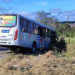 Ônibus com 60 passageiros colide em acostamento em Feira de Santana