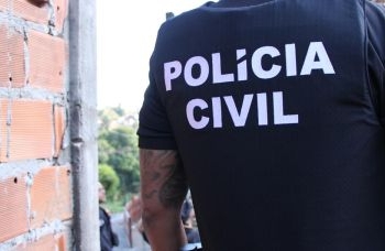 Mãe e padrasto são presos após espancar criança de dois anos