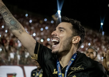 Vitória renova contrato com o lateral Zeca para 2024