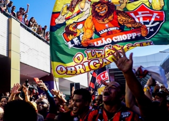 Torcida do Vitória faz a festa com o elenco em recepção no aeroporto de Salvador