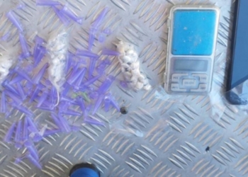 Dupla é presa com quase 100 pedras de crack em Lauro de Freitas