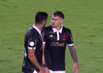Clima tenso no Vasco: Zé Vitor e Veggeti discutem durante derrota para o Corinthians