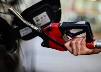 Petrobras reduz preço do diesel às distribuidoras amanhã