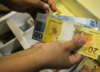 Endividamento atinge 76,6% das famílias brasileiras, mostra CNC
