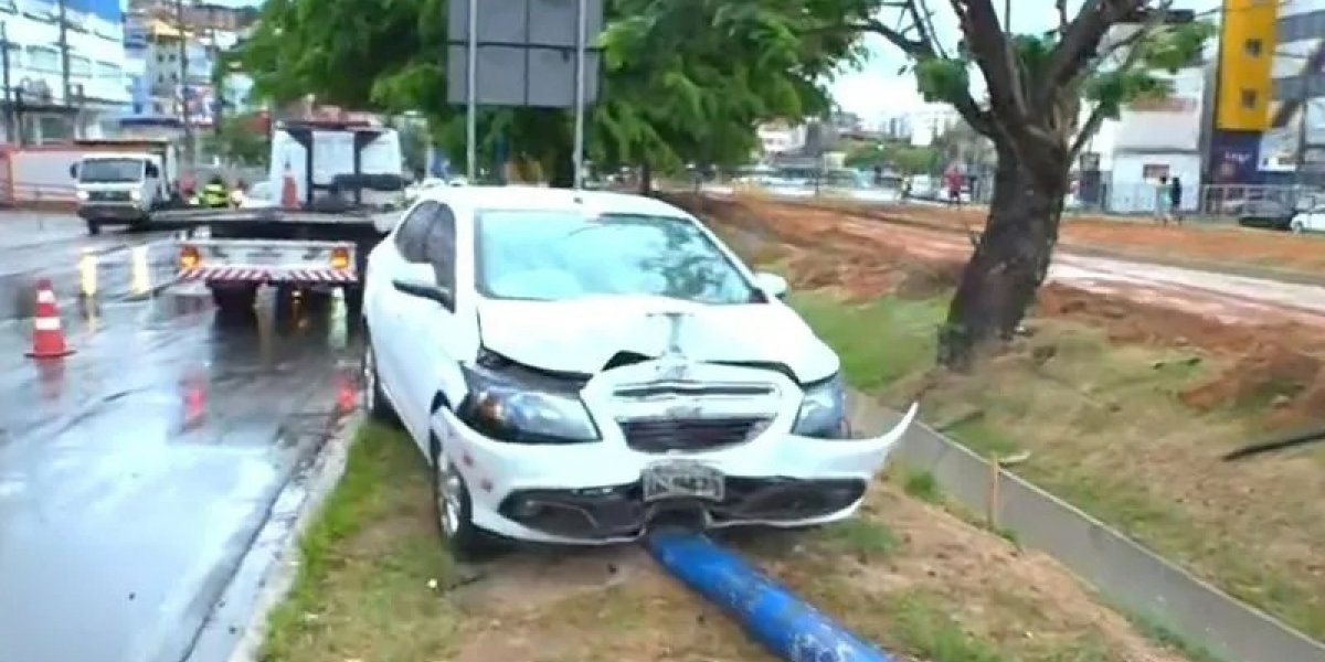 Motorista derruba poste após perder controle do carro na Av. Vasco da Gama