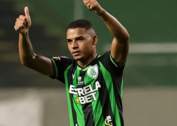“Faz o pix”, jogador do América-MG cobra influenciador após vencer o Bahia