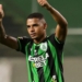 “Faz o pix”, jogador do América-MG cobra influenciador após vencer o Bahia