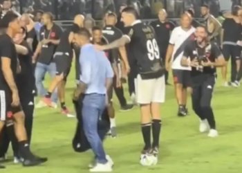 Após permanência na Série A, jogadores do Vasco sobe na bola e provocam Soteldo, do Santos