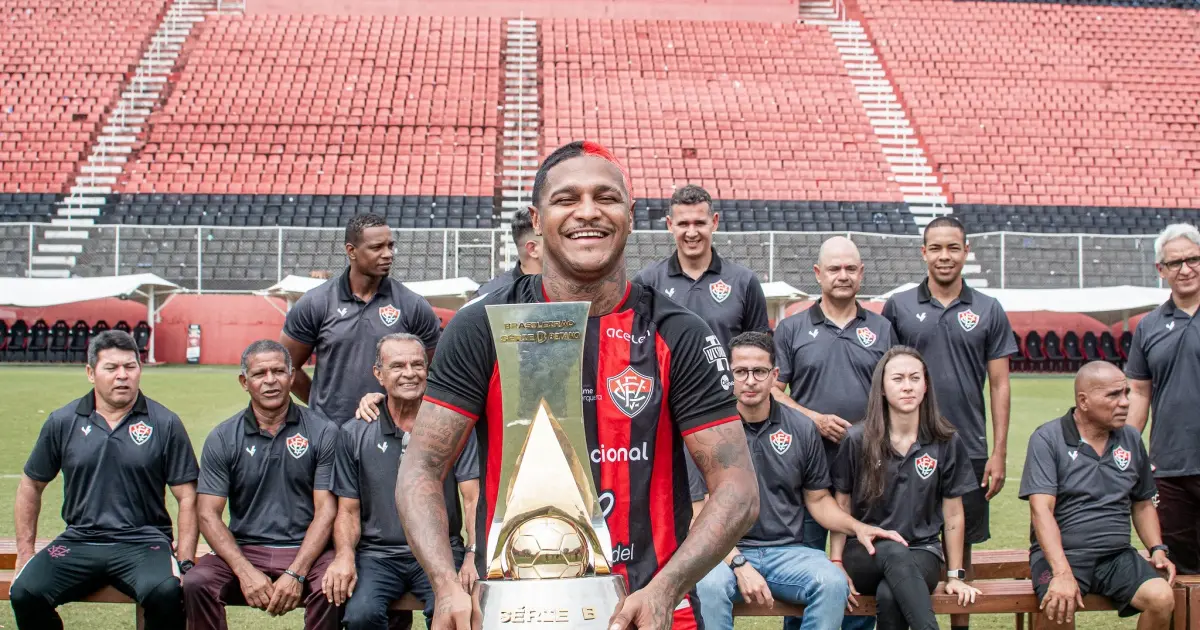 Contrato assinado! Vitória renova com Rodrigo Andrade por um ano