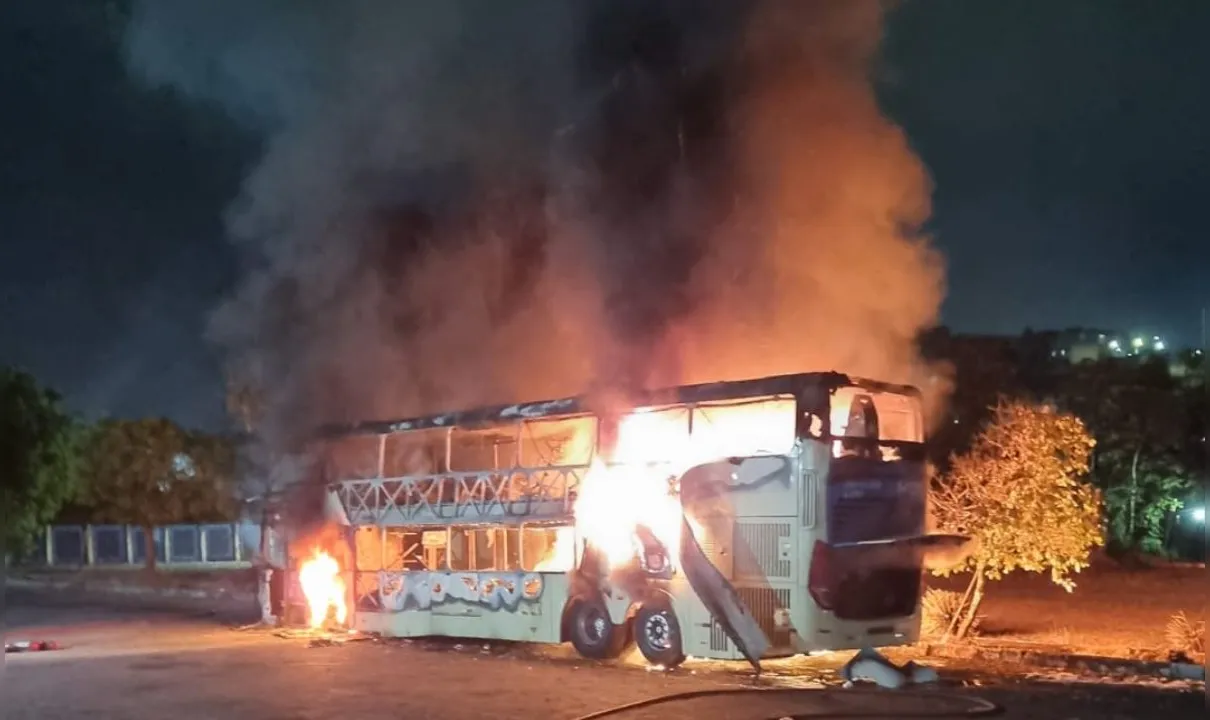 Ônibus fica destruído após pegar fogo dentro de garagem em Salvador