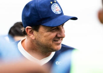 Rogério Ceni bate pênalti com paradinha em treino do Bahia e web reage