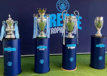 Taças da Tríplice Coroa do Manchester City são exibidas no Museu do Bahia
