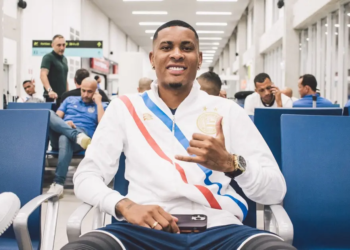 Com presença de Caio Roque, elenco do Bahia embarca para Manchester; veja fotos