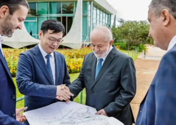 Em encontro com Lula, BYD confirma investimentos de R$ 3 bi na fábrica da Bahia e empresta carro ao governo