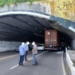 Caminhão fica preso em túnel Américo Simas, em Salvador