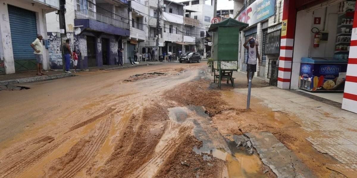 Tubulação rompe em Santa Cruz e ônibus param de circular
