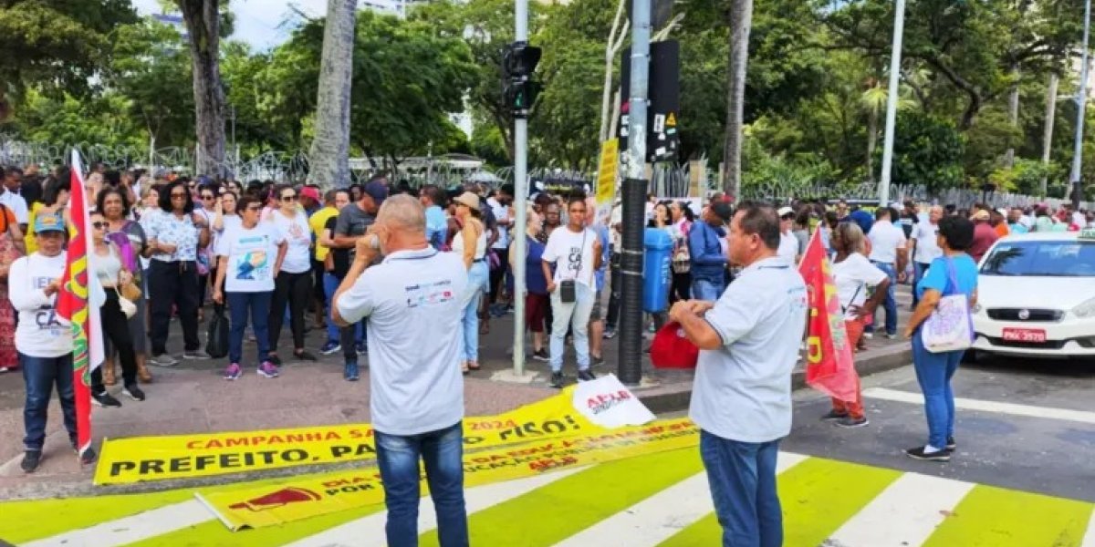 Professores realizam protesto e trânsito fica lento no Centro