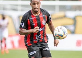 Com cinco jogos sem marcar, seca de Alerrandro não incomoda Léo Condé