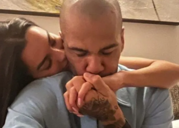 Esposa de Daniel Alves publica foto de mãos dadas com ex-jogador