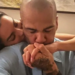 Esposa de Daniel Alves publica foto de mãos dadas com ex-jogador