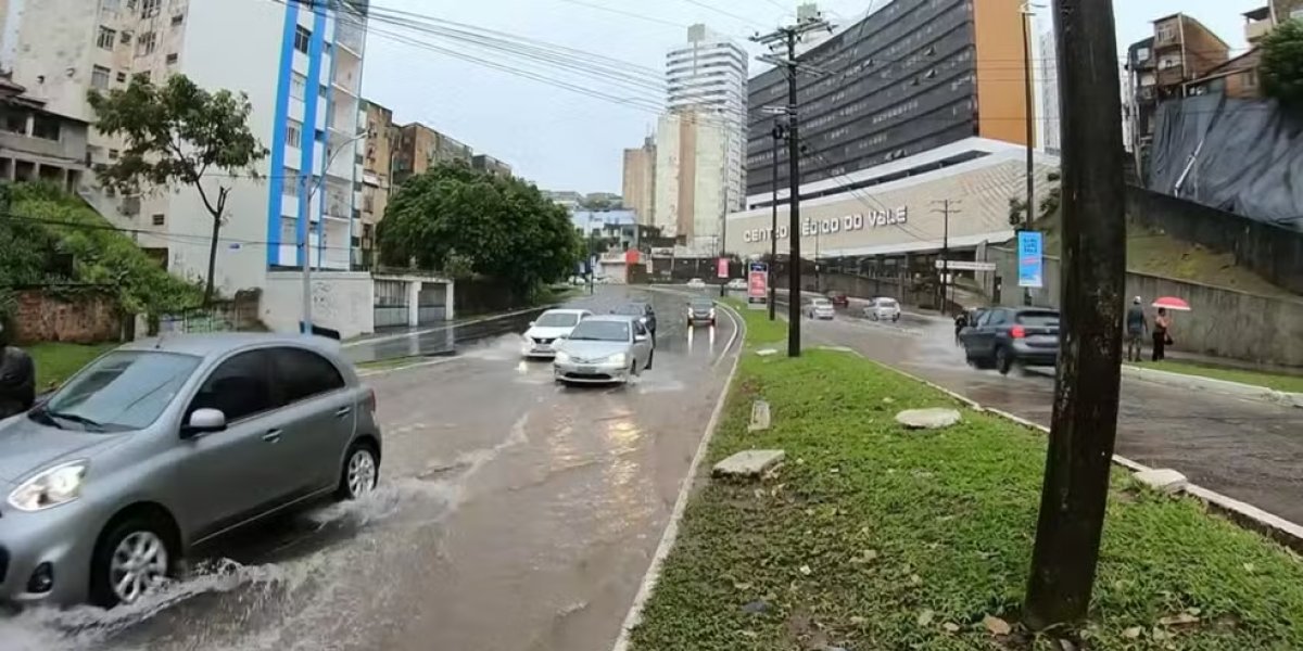 Salvador registra fortes chuvas nas primeiras horas do dia