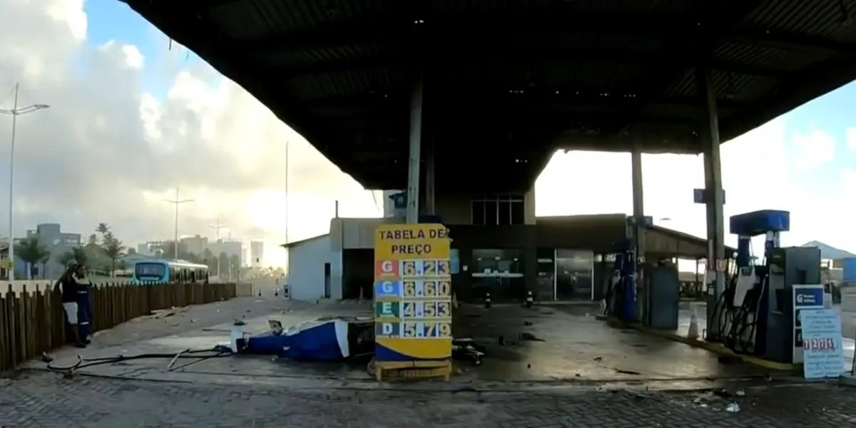 Posto de combustível volta a funcionar após acidente com carro na Boca do Rio