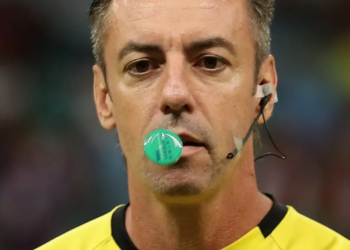 Raphael Claus apita o clássico Ba-Vi no Barradão