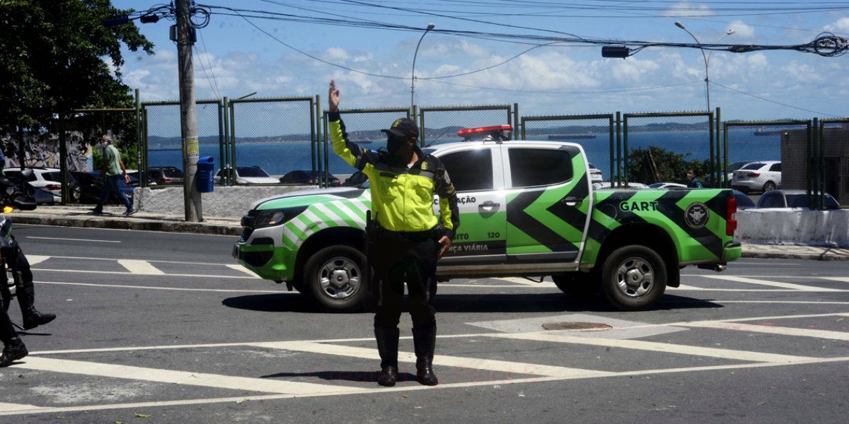 Carro atinge bloco e invade calçada no bairro do Rio Vermelho em Salvador