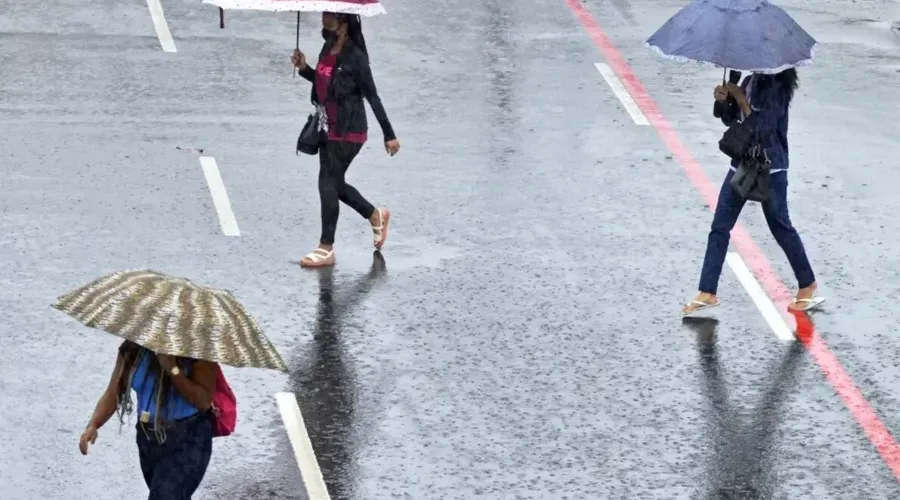 Salvador tem madrugada chuvosa e dia será de mais chuva