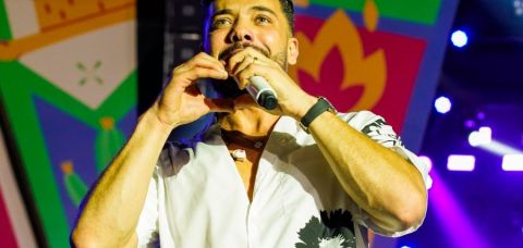 Wesley Safadão se emociona com fãs baianos no Parque de Exposições